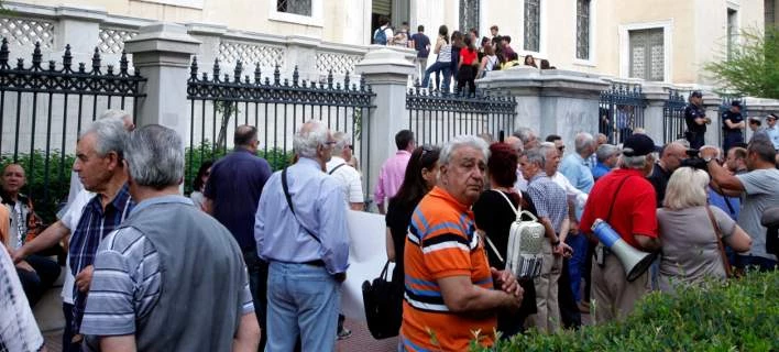 Συγκέντρωση συνταξιούχων έξω από το ΣτΕ για τον νόμο Κατρούγκαλου (βίντεο)